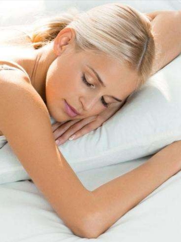 女人睡觉时,要扎发还是散发?我做错多年,难怪掉发快,发际线高