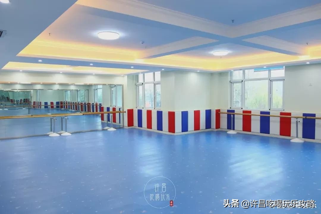 高尔夫球场、外教老师、恒温游泳池，这是什么神仙幼儿园？