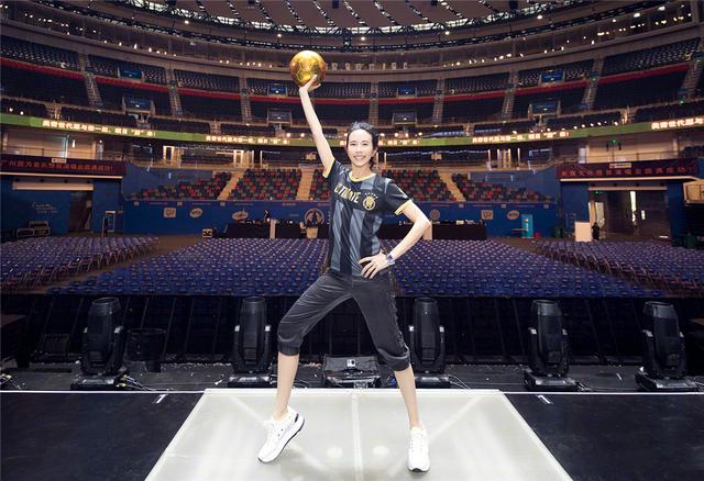 莫文蔚粉红色短装,莫文蔚穿衣风格有多胆大