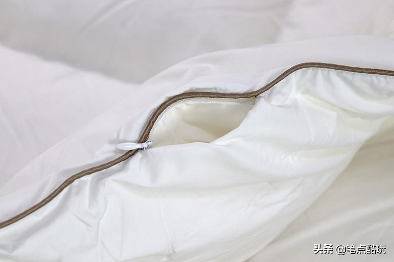 冬天里的轻薄暖被窝：网易严选95%白鹅绒冬被，保暖不闷睡得香