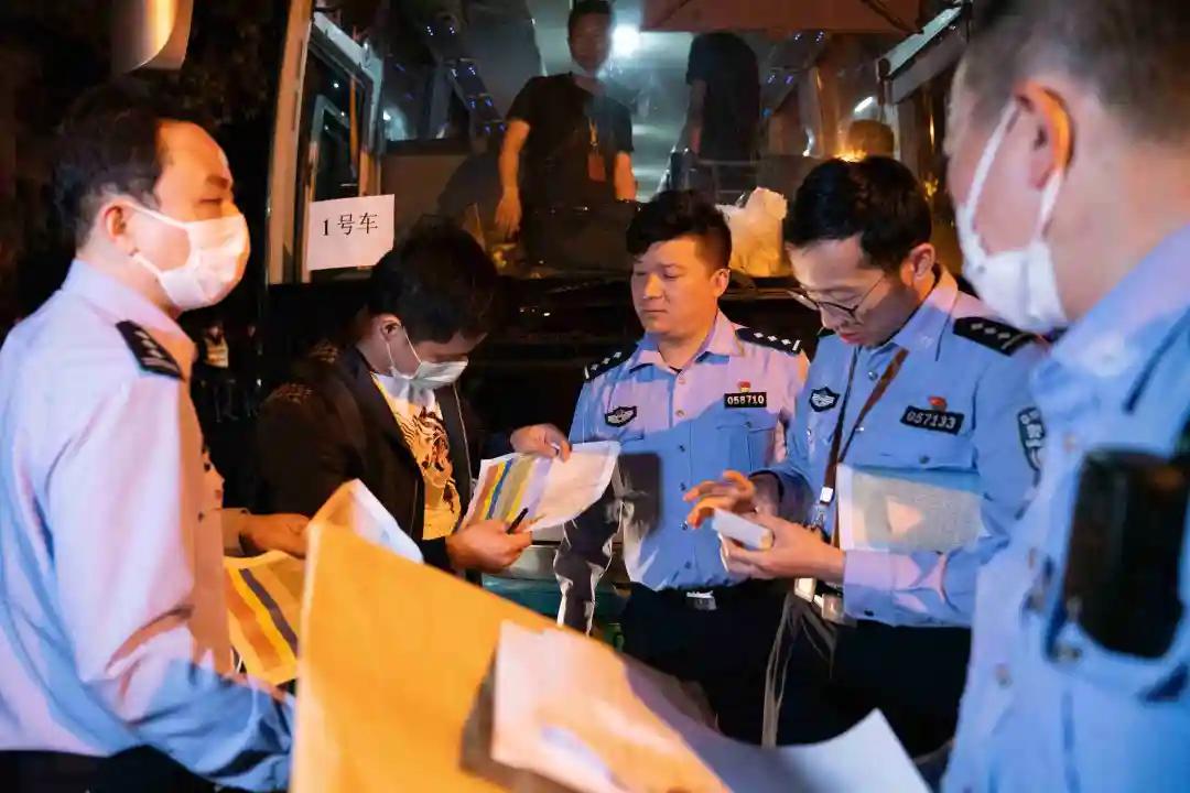 最近抓的外汇诈骗案件,最新上海警方捣毁外汇交易平台