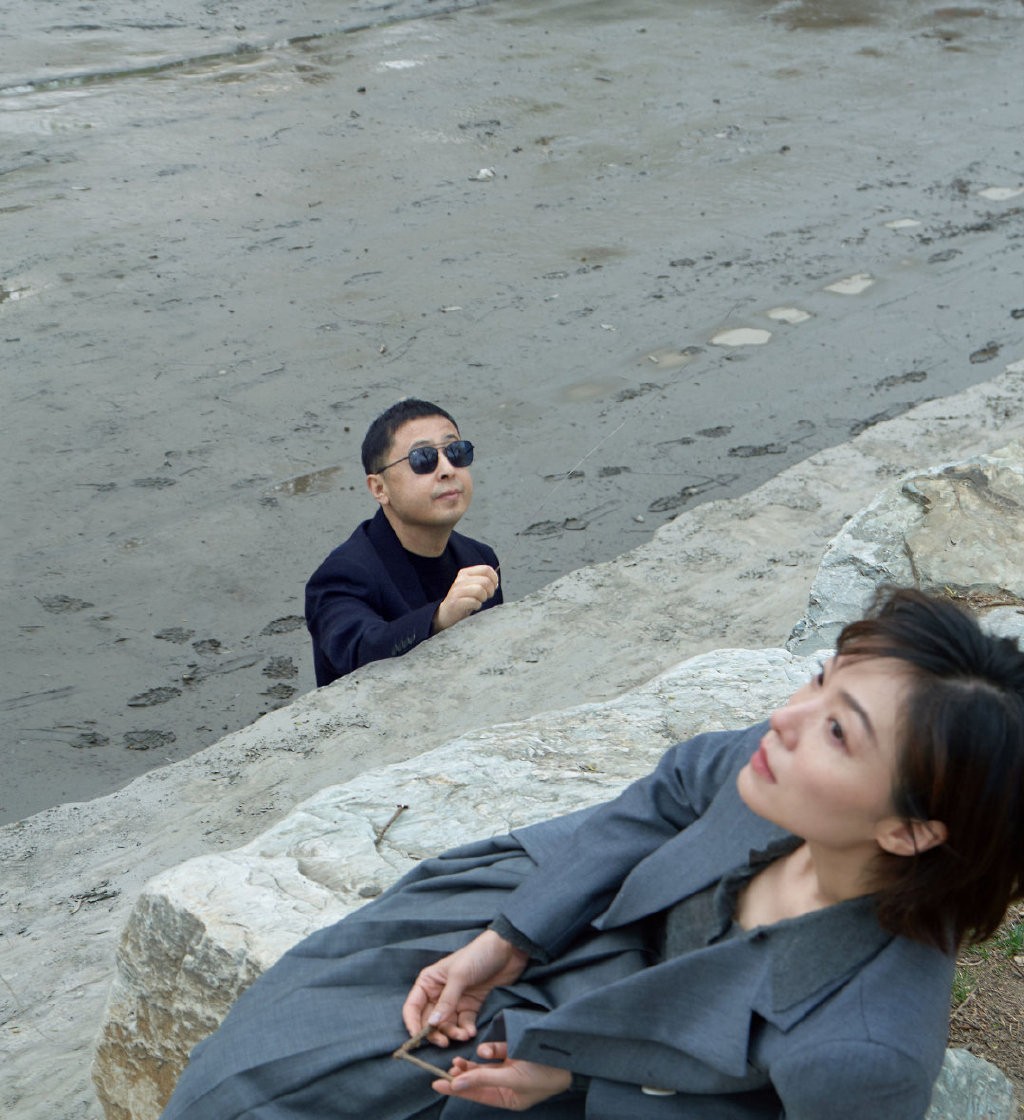 齐溪穿过膝长靴,齐溪穿西装