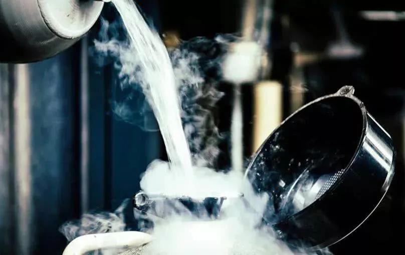 液氮往脸上倒好吗,液氮喷到脸上什么感觉