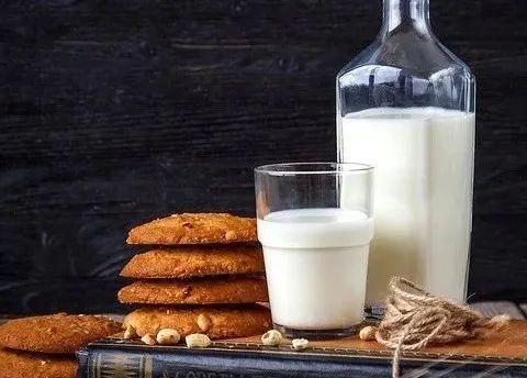 牛奶里面的激素对人体有啥危害,牛奶中的激素会致癌吗