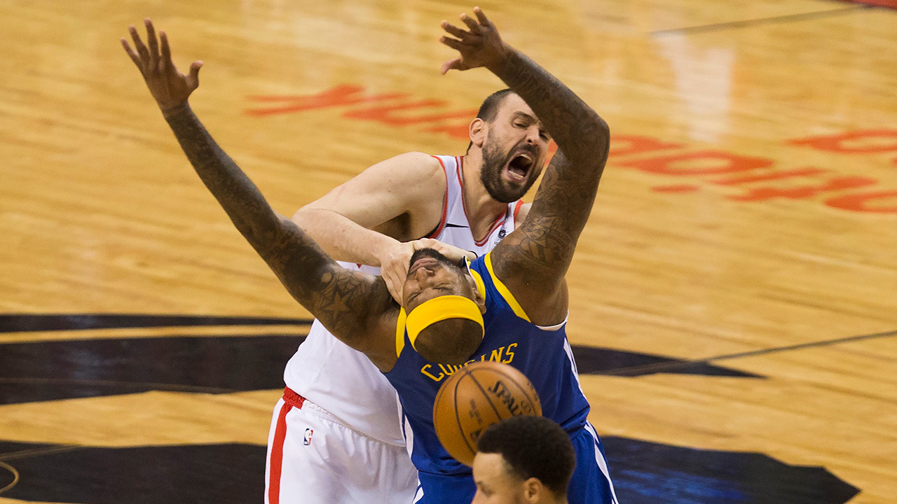 进攻犯规和防守犯规的姿势及讲解,什么是进攻什么是防守