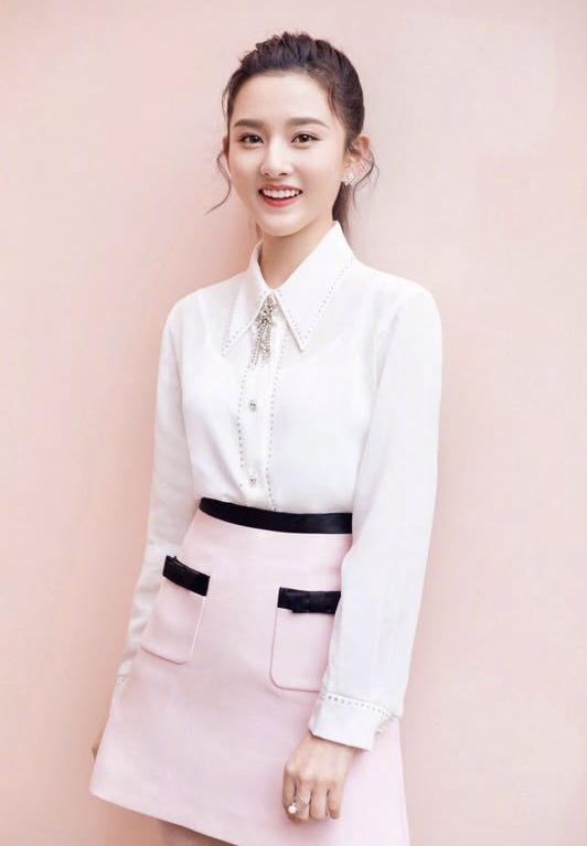 杨超越几千块衣服呈现200块风采?小花齐穿miumiu差别竟然这么大