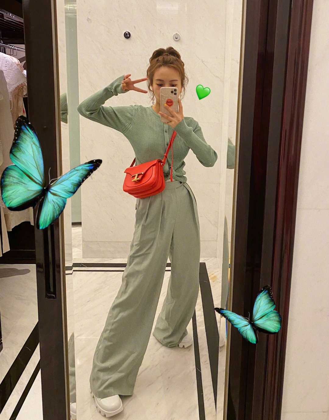 吴昕越来越美了复古开衫搭老爹裤,吴昕浅蓝色西装领连体裤