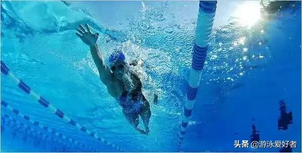 自由泳打腿如何找到髋部发力,自由泳打腿练习能用蛙泳手配合吗