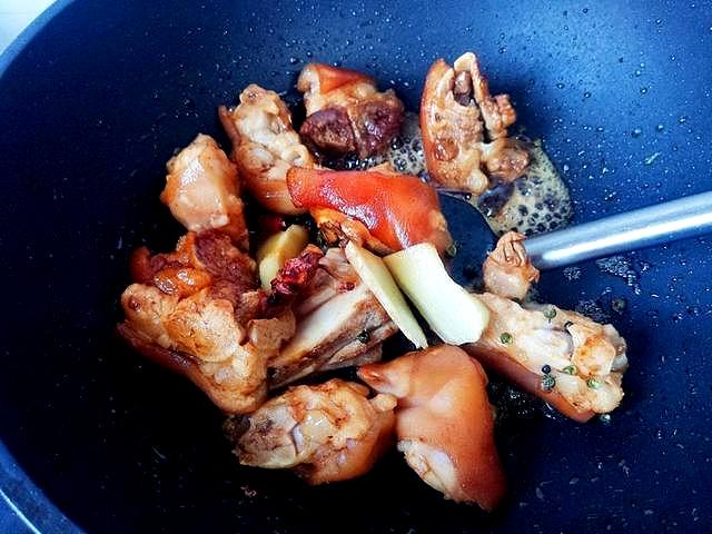 香辣卤猪蹄满嘴都是肉太好吃了,卤猪蹄吃不完需要热吗