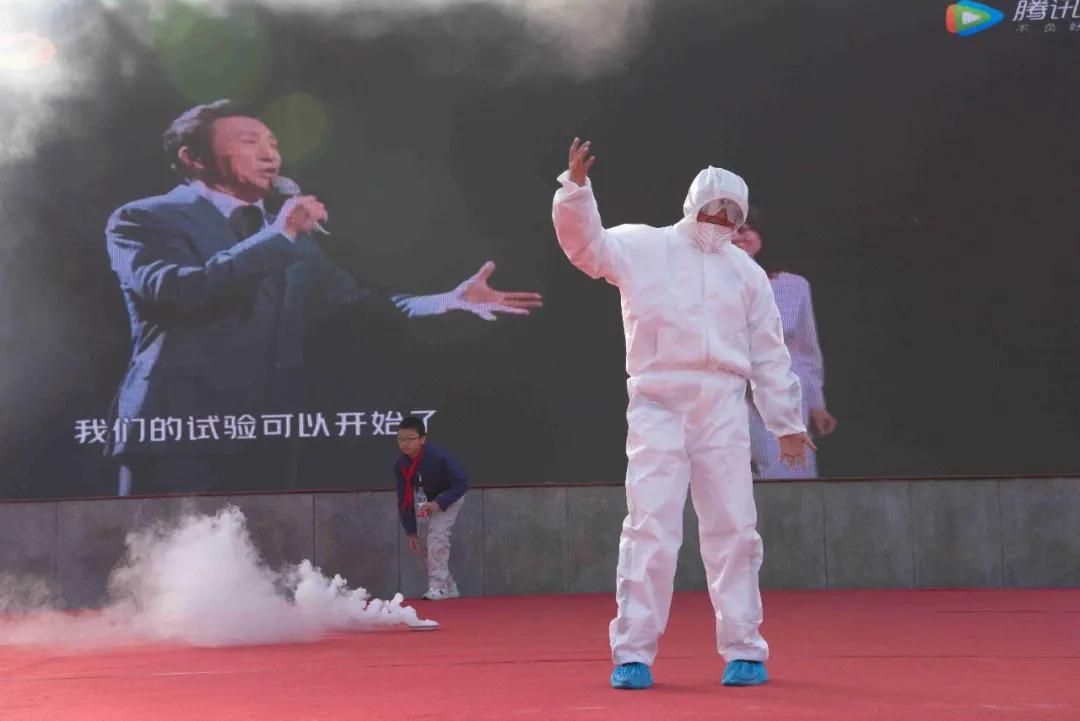 机器人在技能大赛上尬舞,世界机器人舞冠军挑战赛