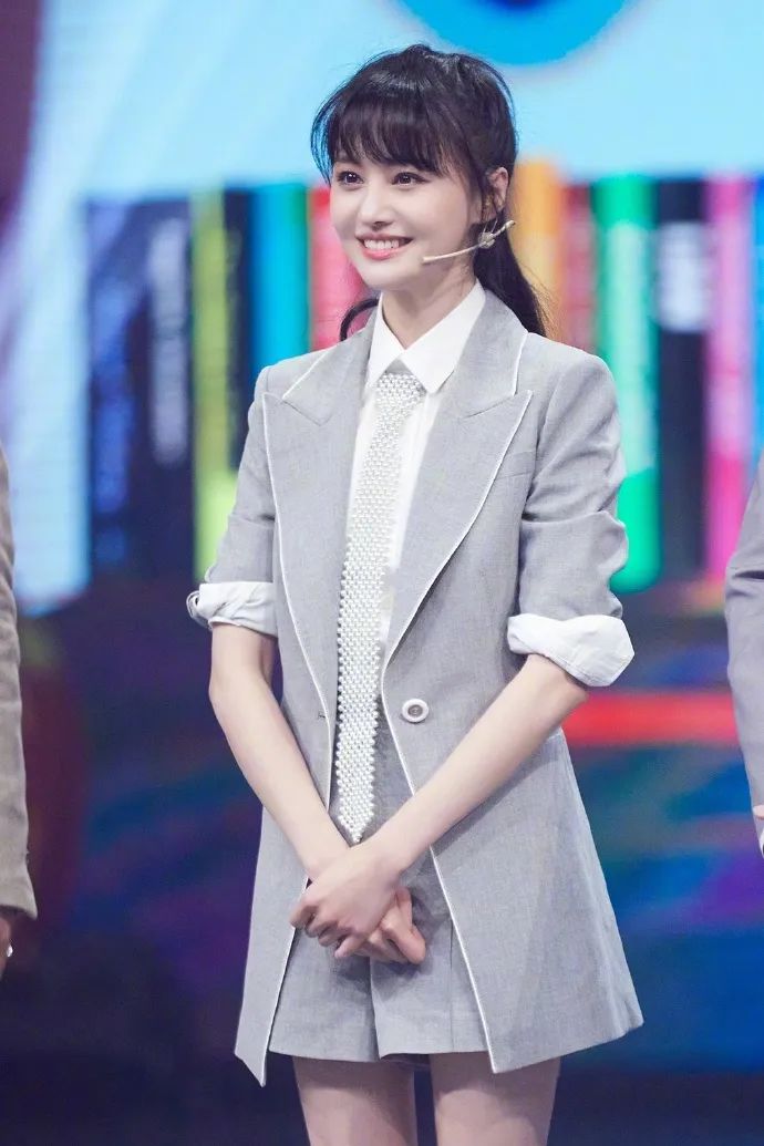 蝴蝶结领带衬衫搭配,白衬衫加领带怎么穿好看