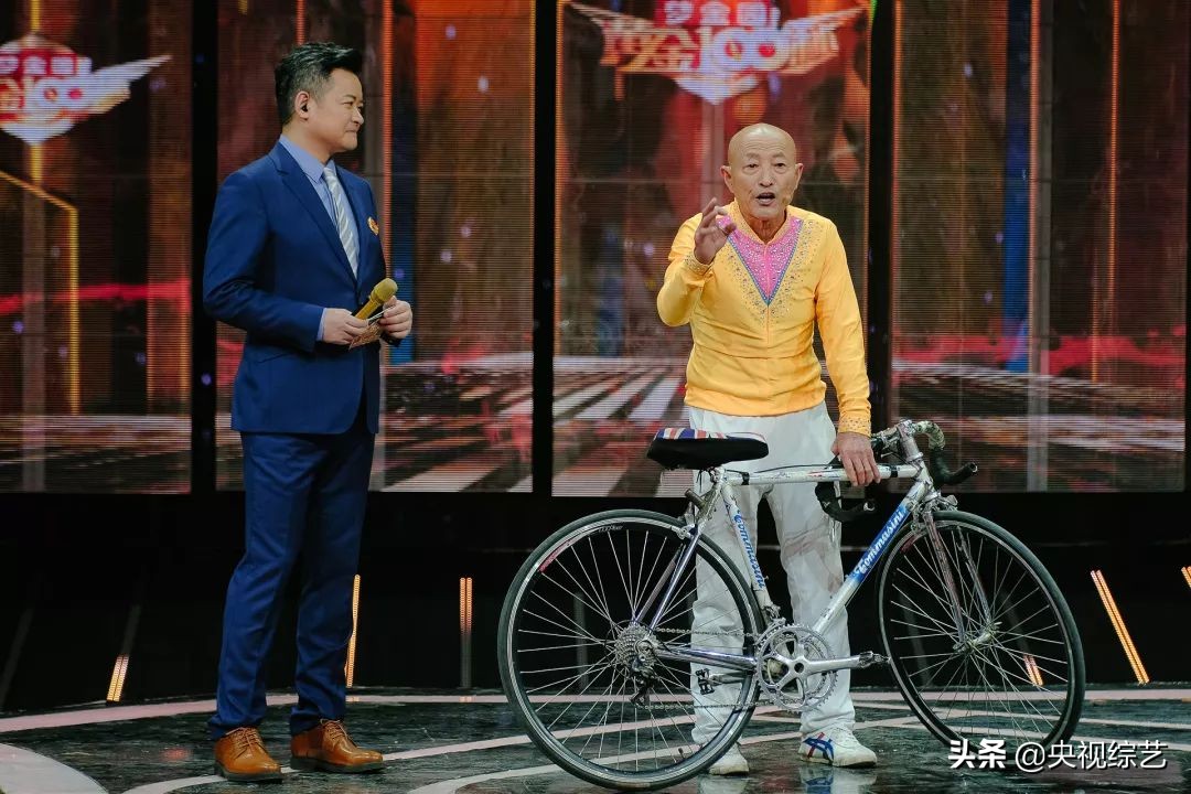 老爷爷篮球表演震撼全场,75岁大爷炫酷球技秀