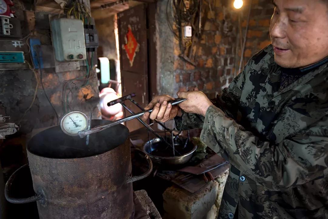 闪石乡锻刀匠：42年只为做好一把菜刀！