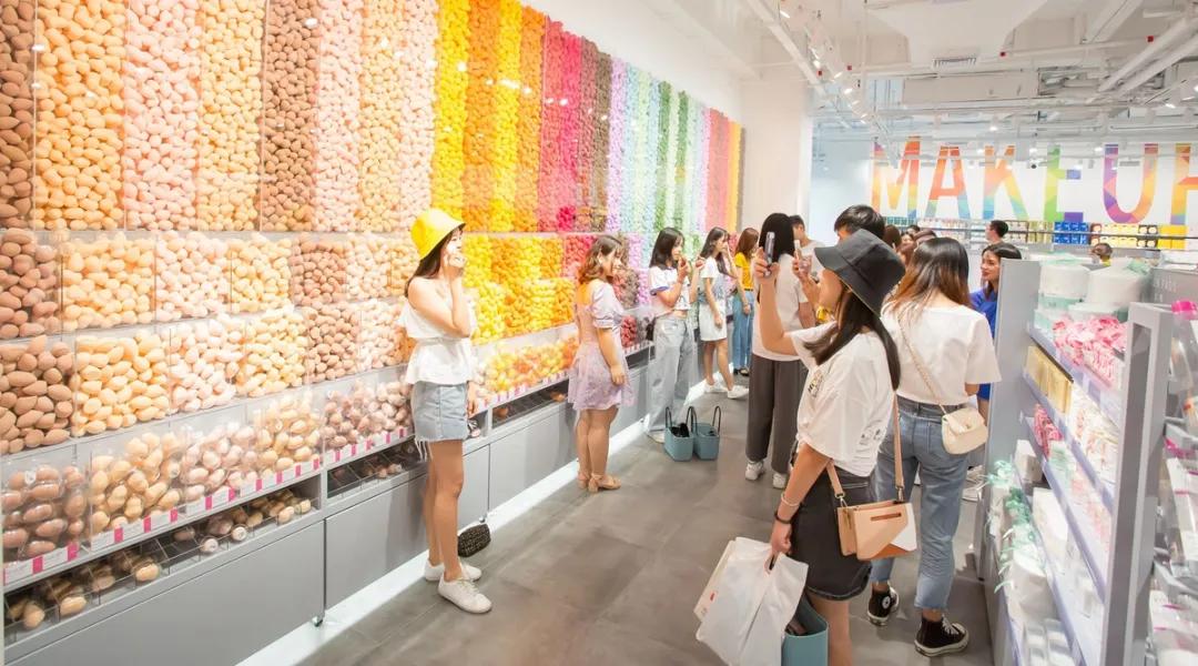美妆界喜茶、少女心贩卖场、薅羊毛圣地，这个店立志成为游乐园
