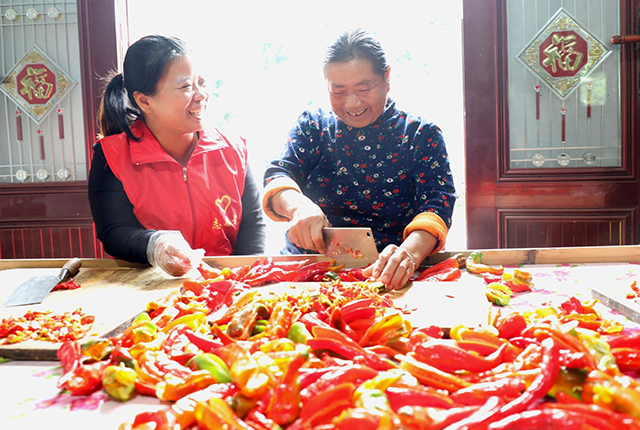 切了辣椒的手揉了眼睛辣怎么办,切了辣椒手很辣用清凉油有用吗