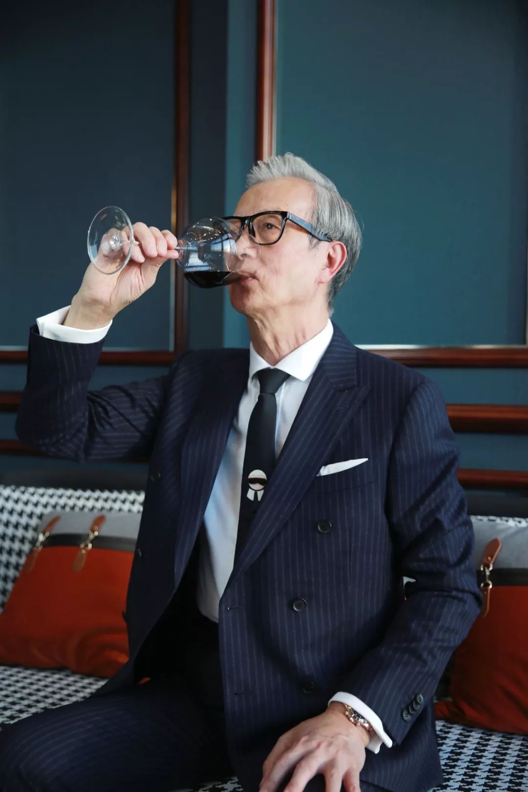 年轻人喝醉酒的名场面,年轻人醉酒场面图片