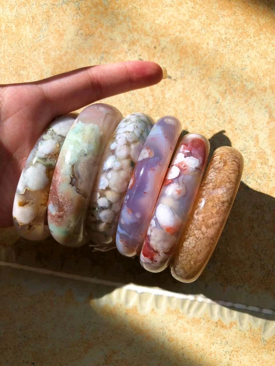 玛瑙手镯玉髓玛瑙对比,烤色玛瑙与正常玛瑙手镯的区别