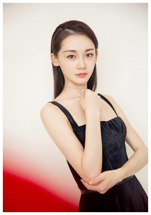 郑恺苗苗互相晒照庆祝结婚一周年,郑恺官宣苗苗产女后再秀恩爱