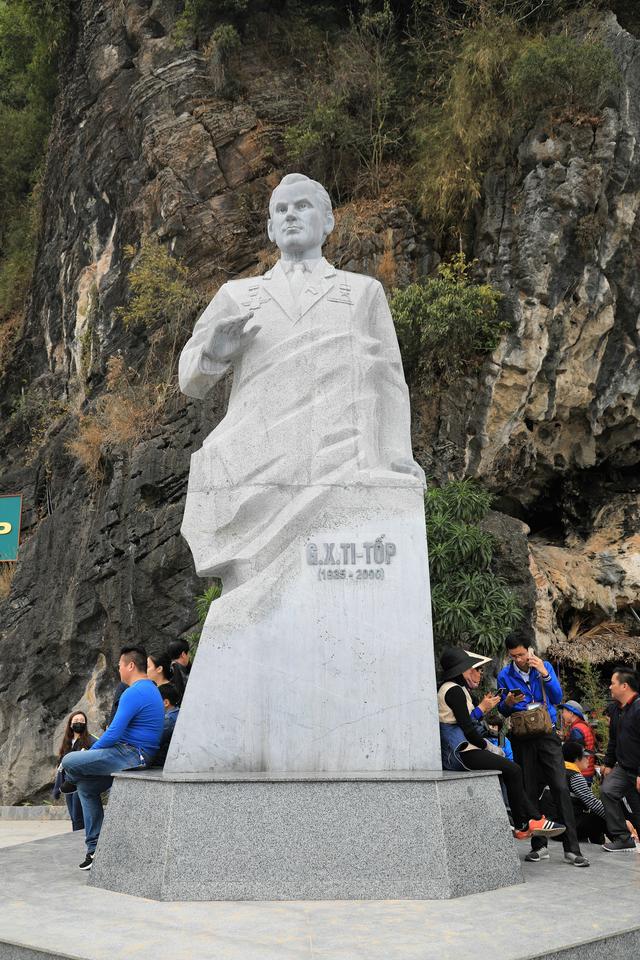 这里虽然风景如画人们生活的却很凄惨没日没夜的追着大船讨生活