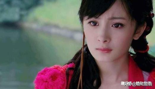 杨幂金色连衣吊带裙,杨幂穿同款蓝色修身裙美照