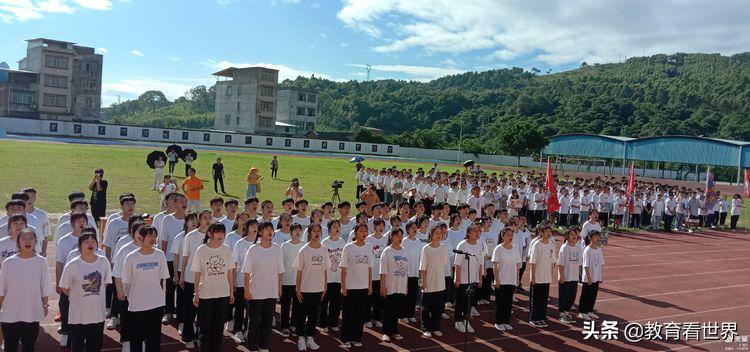 广西柳城中学“19扬帆起航圆梦2022”2019级高二升高三授旗仪式