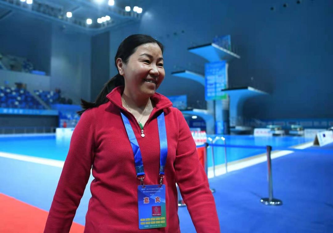 周继红跳水夺冠领奖视频,周继红评跳水