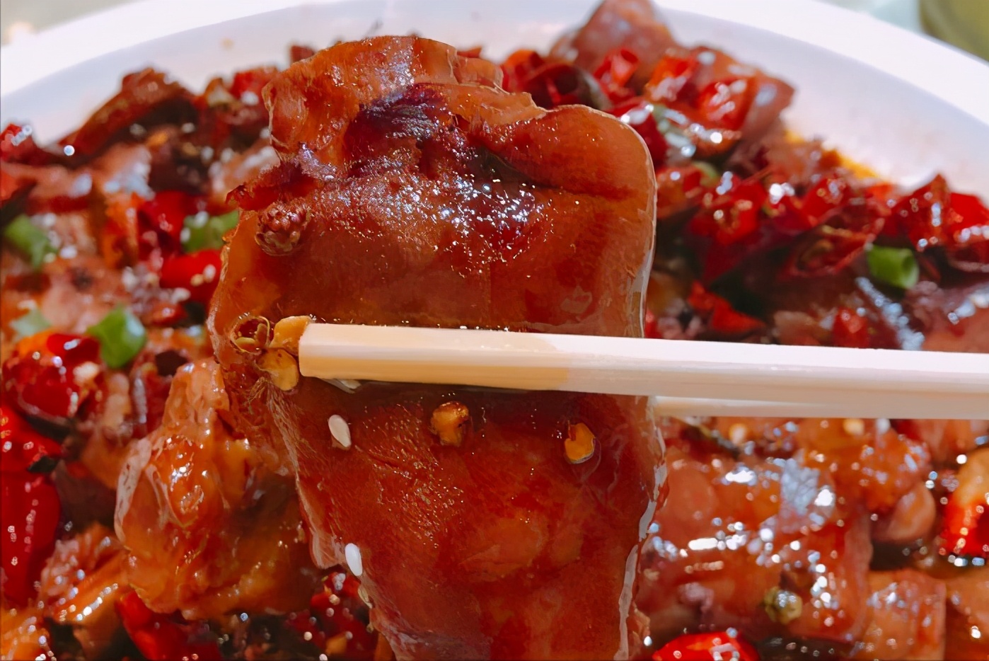 啃个骨头牙齿就坏了，牙齿好脆弱！别搞笑，看医生是怎么回答的