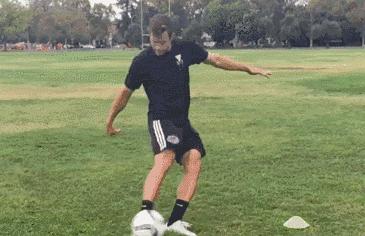 如何踢出一脚50米的长传球,长传球怎么踢的又高又远