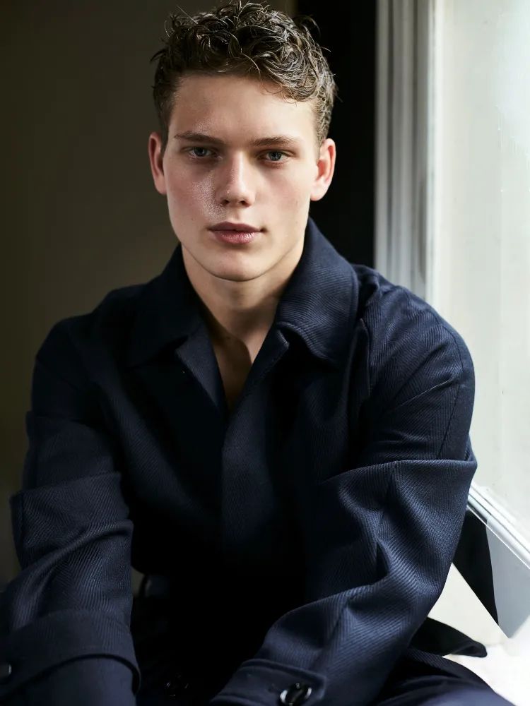 阿玛尼最新时装,男模特走秀阿玛尼