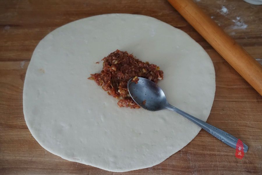 懒笼比包子、饺子都省事，盘在笼屉中，蒸熟后切开，家人分着吃