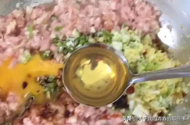 调肉饺子馅别加料酒！记住“盐水油”3步，咬一口满嘴油，香喷喷