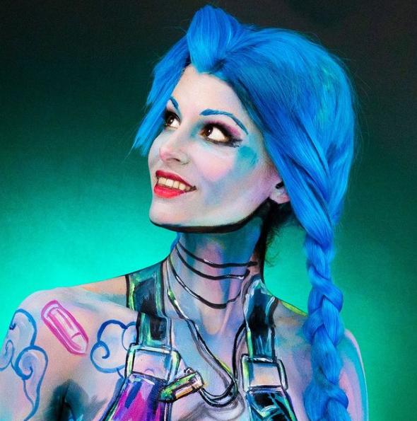 加拿大女孩爱玩人体彩绘，无需特效即把自己变成超级英雄和恶棍