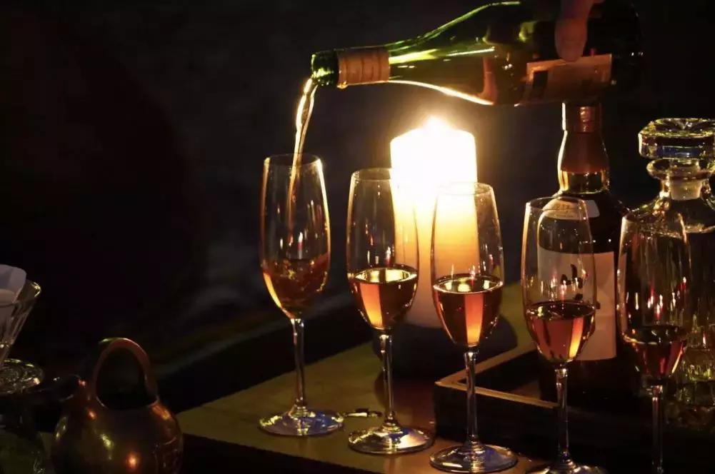 把泳池搬进沙漠,圈黄河做庭院,一个男人的西部世界,可以有多野