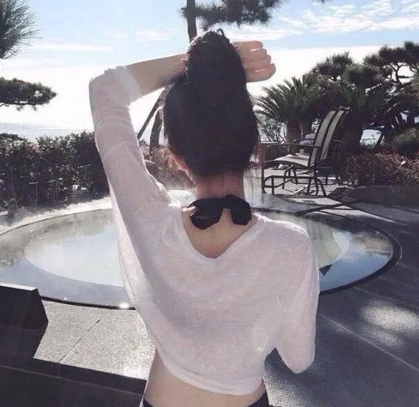 后背痘痘太厉害，露背装变“露痘装”，6个习惯，夏天轻松穿吊带