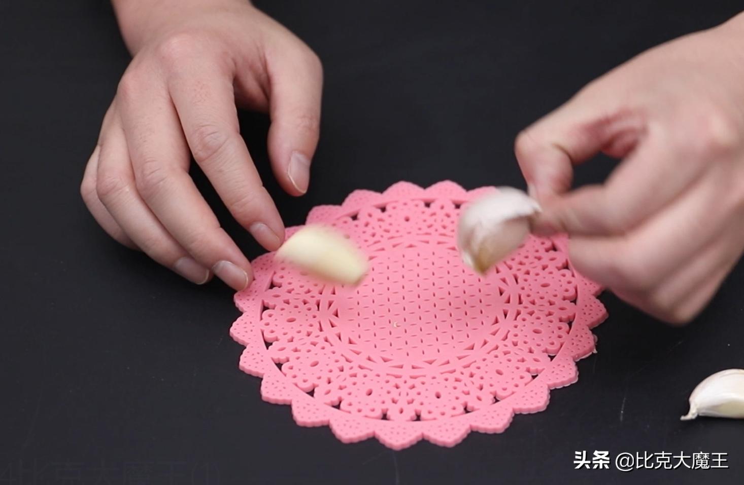 剥大蒜还有简单技巧，只需轻轻一搓，大蒜皮自动脱落，太方便了