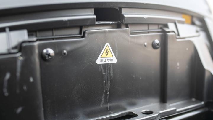 大灯炫酷有型,九号e100大灯效果