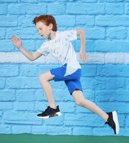 娃爱出汗是体虚还是缺钙,孩子睡觉出汗多是缺钙还是体虚