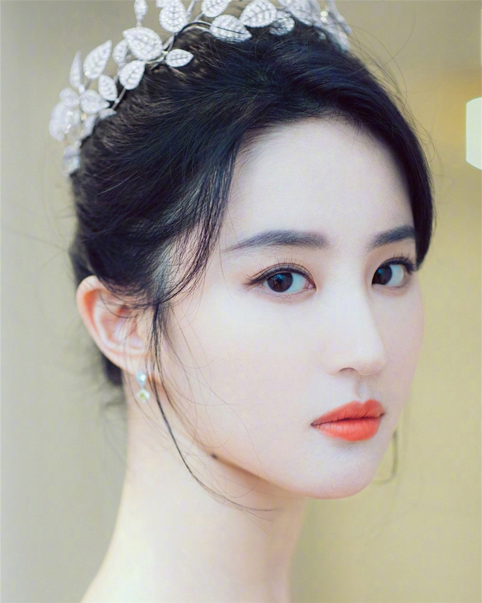 天生有桃花运的人的五大特征,脸上桃花运好的征兆