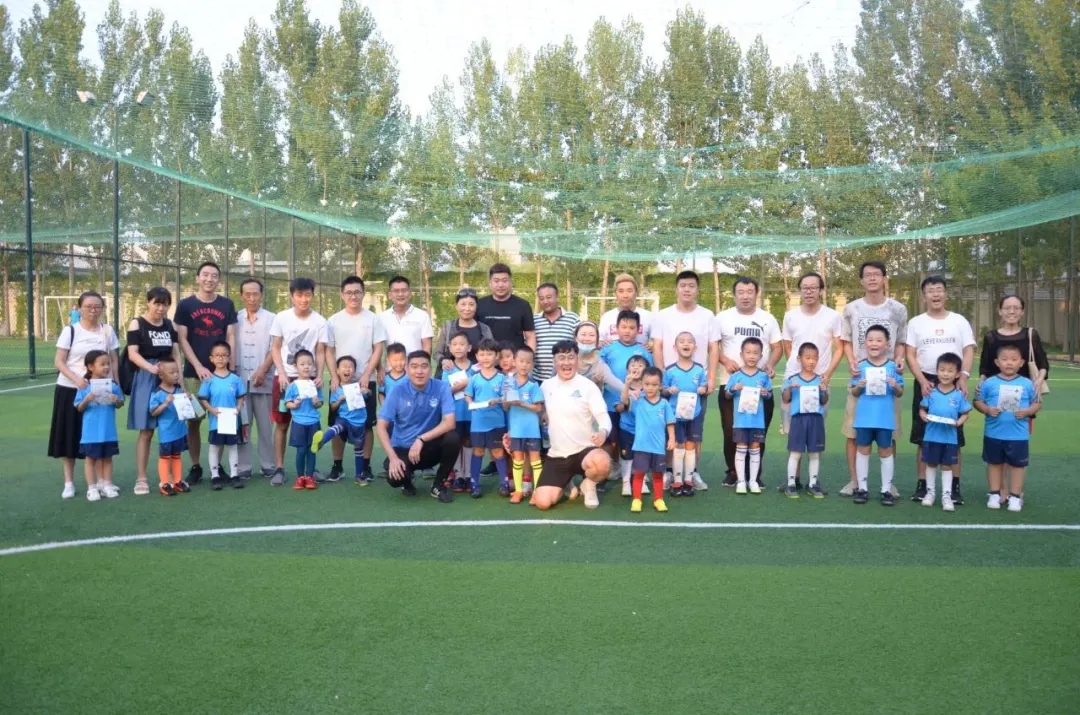 别让运动不足成为孩子一生的短板,于根伟现在踢球