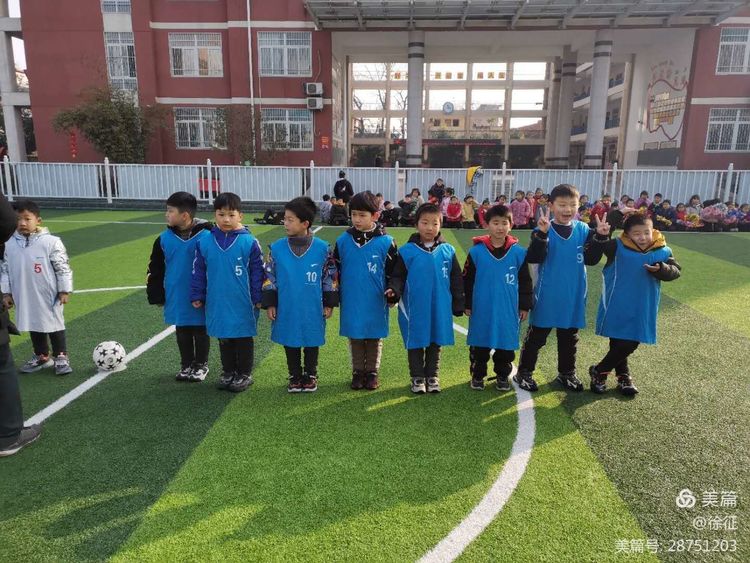 足球比赛小学足球联赛,足球少年展英姿