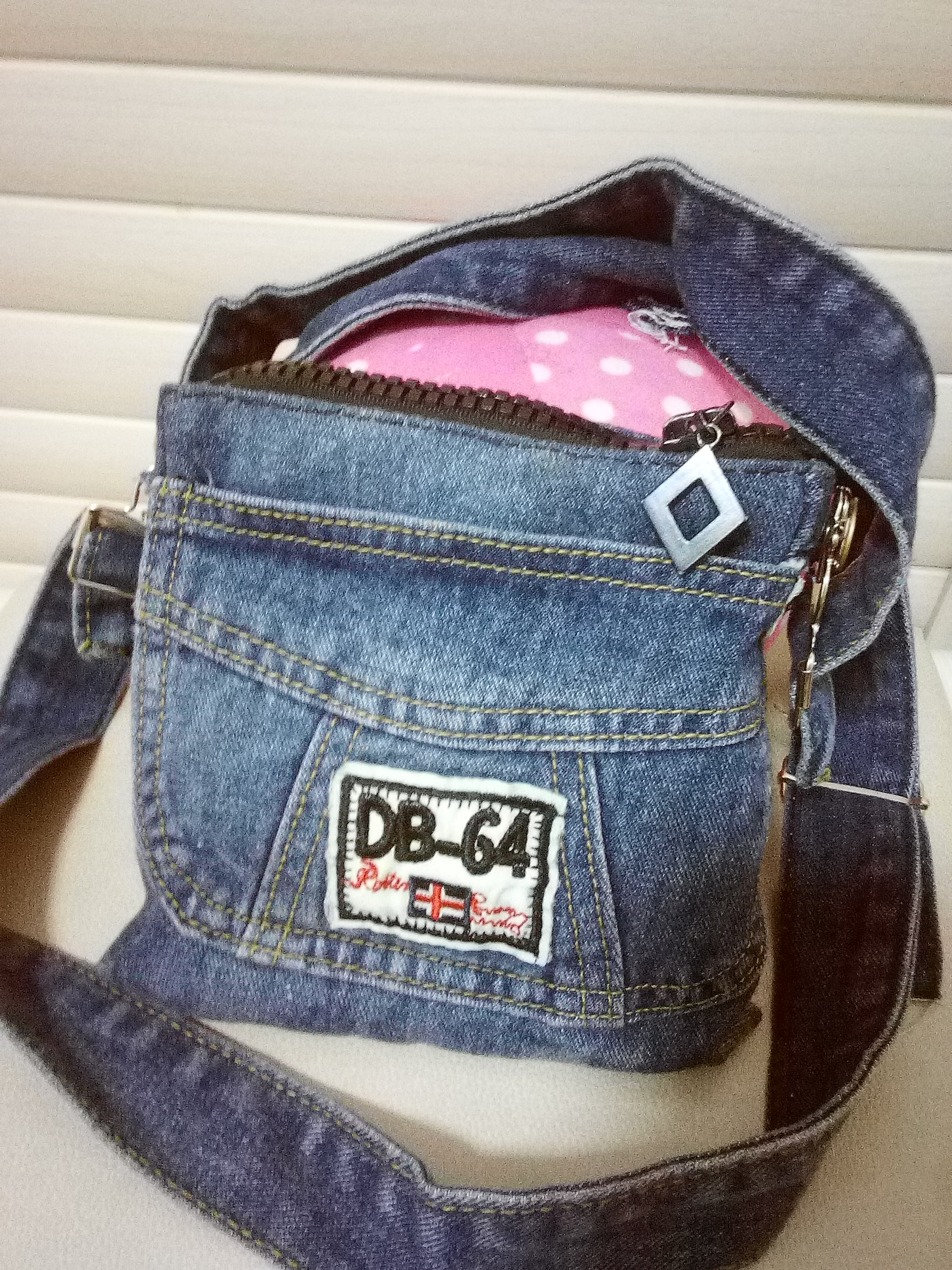 手工diy用旧衣服改造挎包,自制简易漂亮的布艺双肩背包