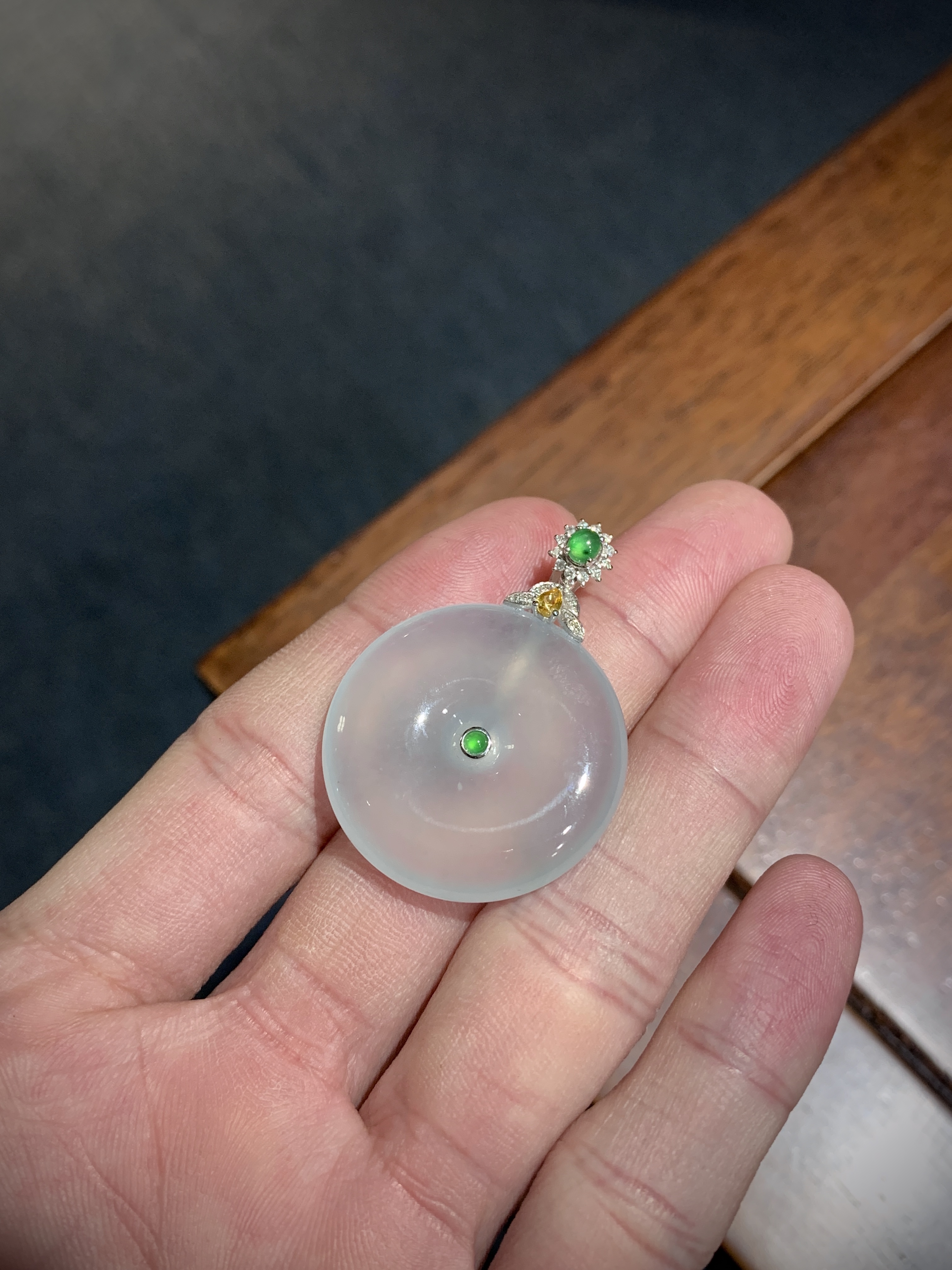 佩戴浸蜡的翡翠对人体有危害吗？