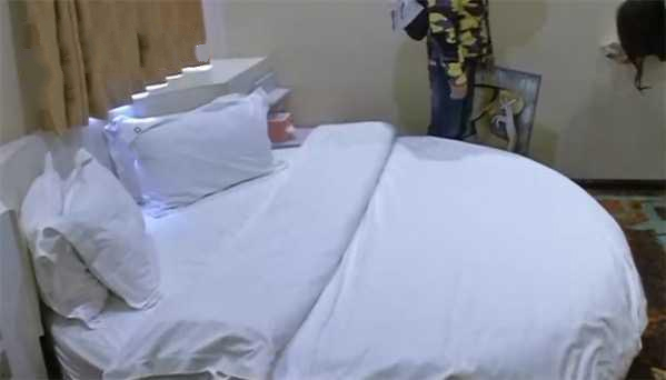 男子与女友酒店开房被*窥偷**半夜听到凿壁竟在墙壁上发现一个洞！