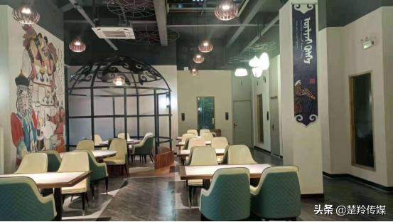 这家烤羊店太火了,襄阳流动烤全羊