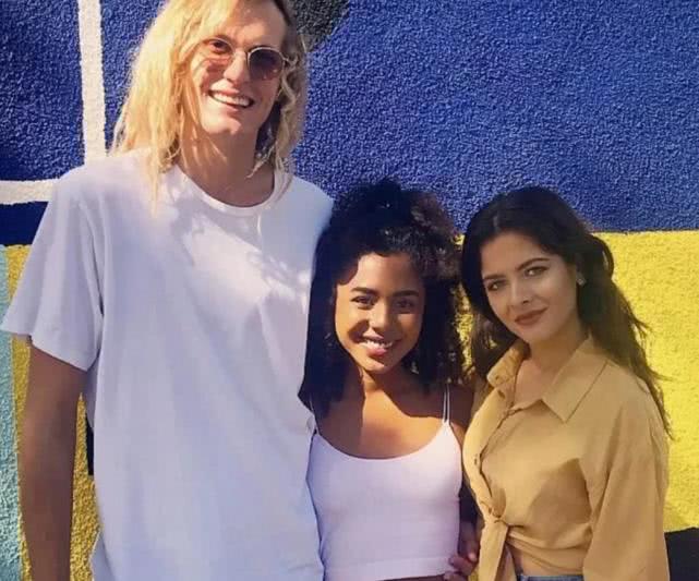 美女子同时谈了女朋友和男朋友、称这是流动的爱，男友嫉妒