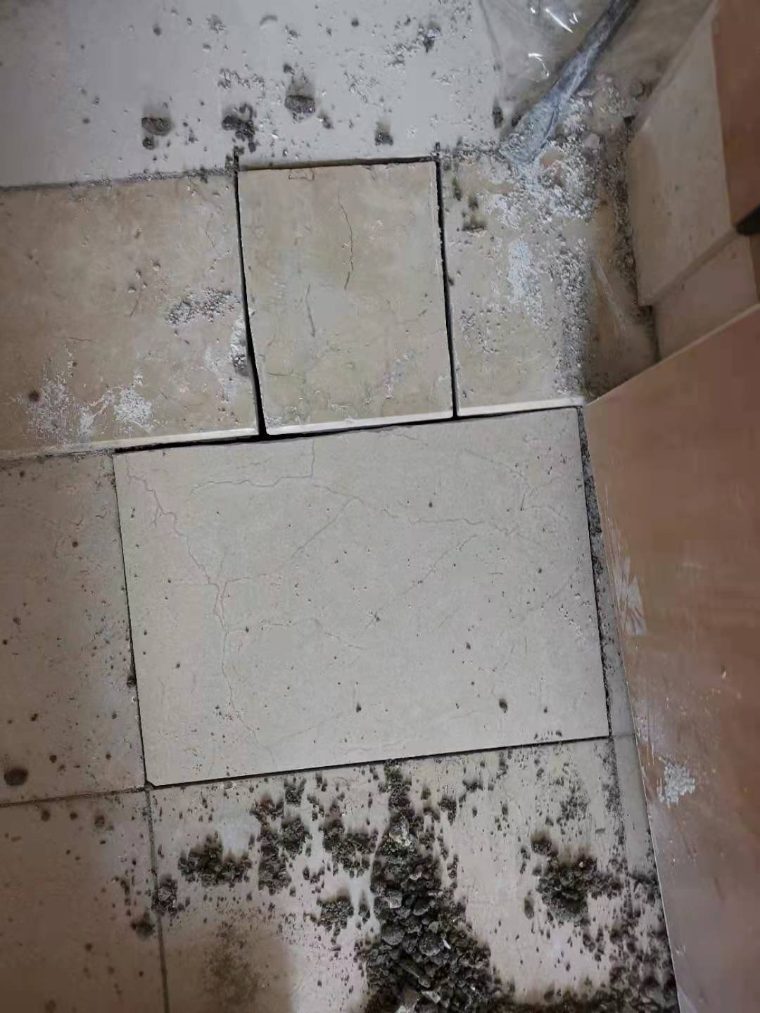 卫生间马桶旁边瓷砖冒水,卫生间冒水是不是隔壁漏水