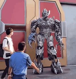 威震天得知自己被举报,威震天被举报外国人评论