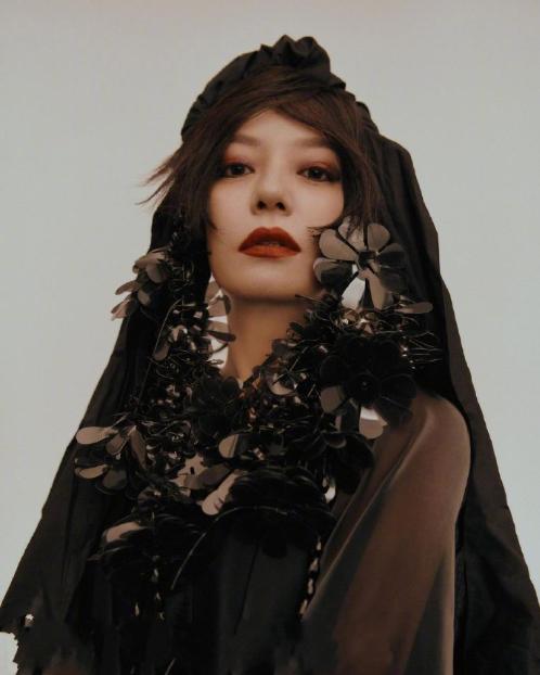 赵薇新发型！剪掉十年长发换短发，44岁嫩回24岁