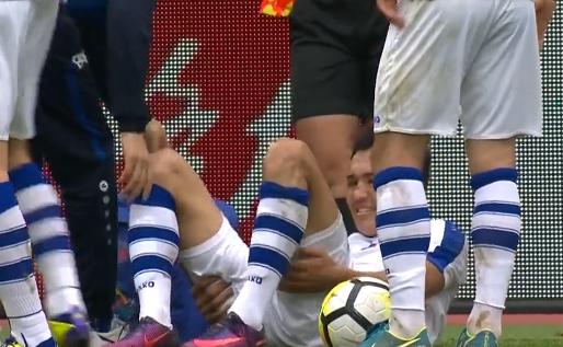 中国0-1乌兹别克：韦世豪铲伤对手致骨折，本想让节奏慢下来！