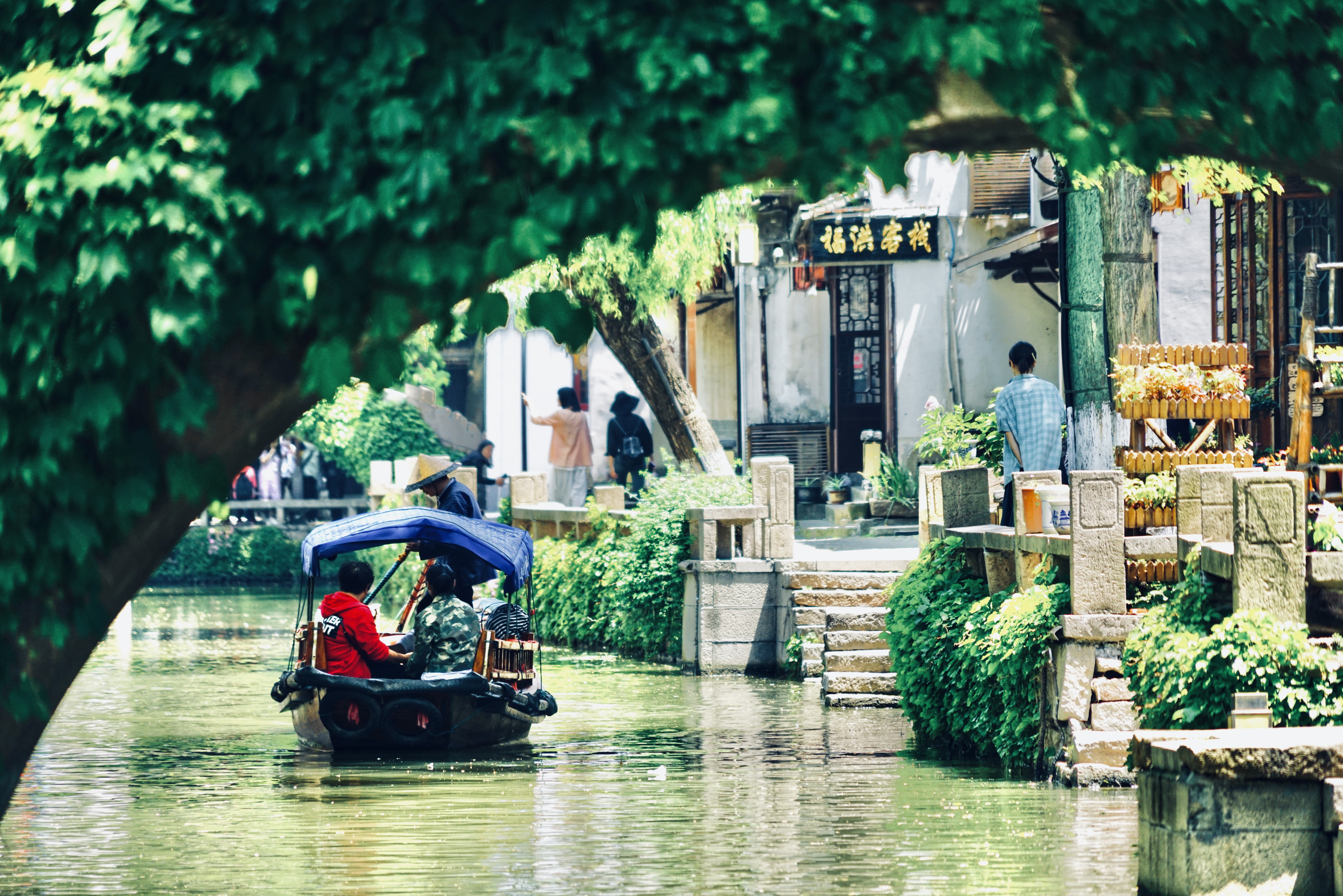 周庄古镇小桥流水在里面还是外面,江南水乡周庄乌镇小桥流水人家
